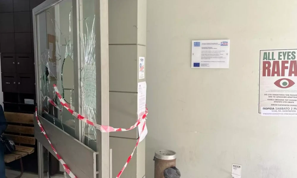 Ηράκλειο: Άγνωστοι εξαπέλυσαν επίθεση στο Ειρηνοδικείο – Έσπασαν την είσοδο και τράπηκαν σε άτακτη φυγή